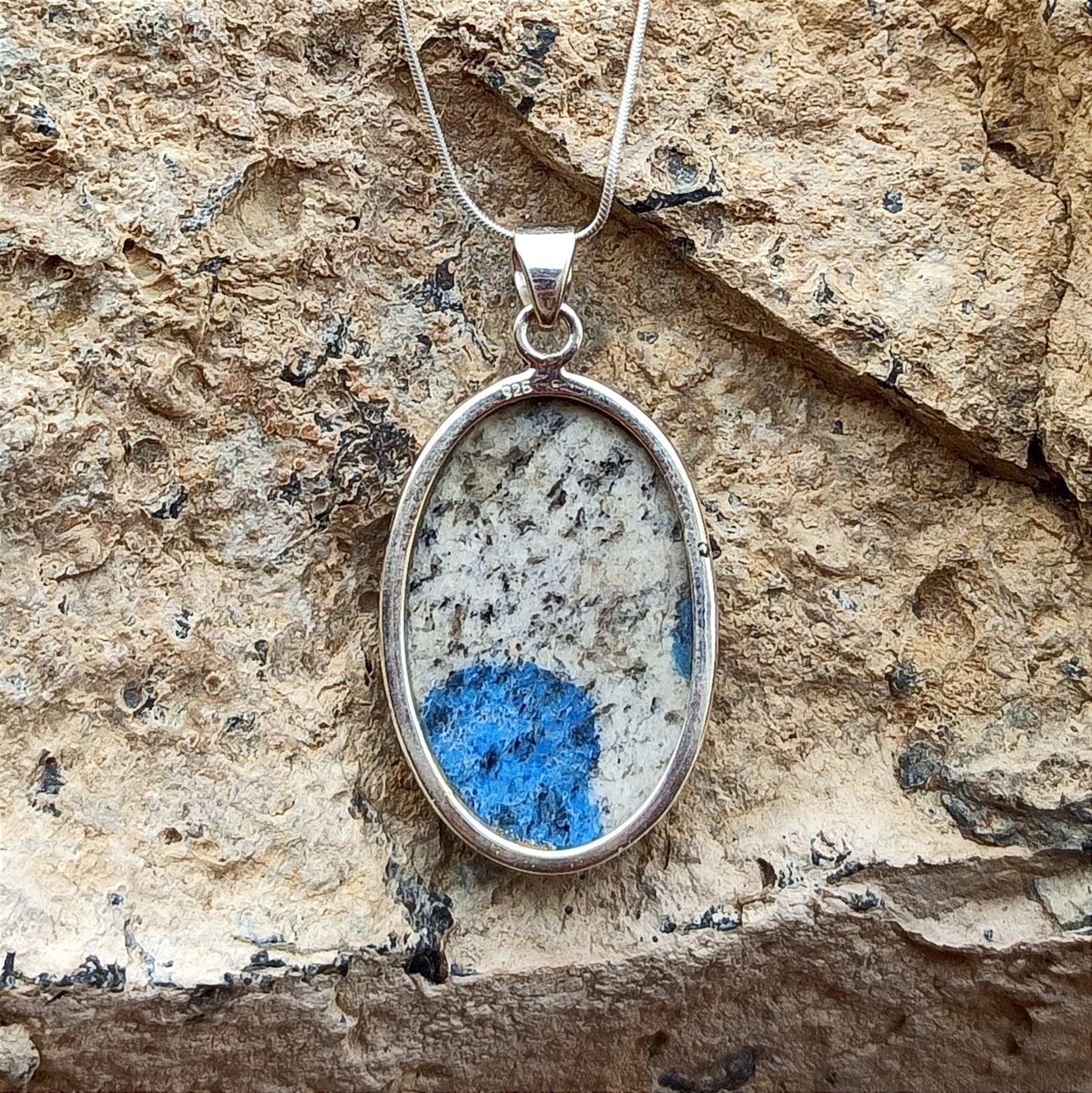 K2-Jaspis-Edelstein-Silberanhänger. 925er-Sterlingsilber. K2-Jaspis-Edelstein-Charm-Anhänger in ovaler Form, 40 x 24 x 6 mm