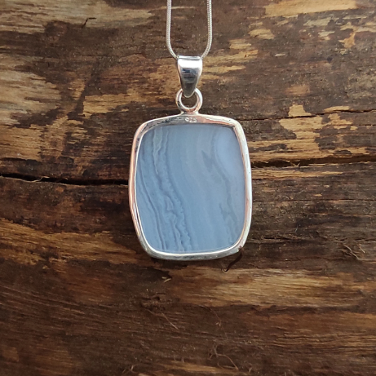 Wunderschöner Charm-Anhänger aus massivem 925er-Sterlingsilber mit blauem Spitzenachat, Statement-Anhänger mit blauer Spitze, Modeschmuck-Silberanhänger, 33 x 23 x 7 mm