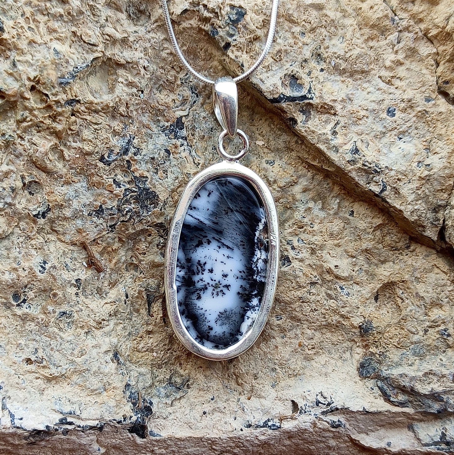 Dendriten-Opal-Cabochon-Silberschmuck-Anhänger – Anhänger aus 925er Sterlingsilber – 92,5-Statement-Anhänger – handgefertigter Anhänger – Geschenk für Sie – ca. 35 x 17 x 5 mm.