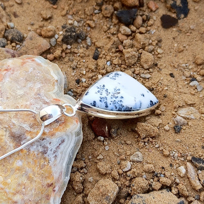 Dendriten-Opal-Cabochon-Silberanhänger – 925er-Sterlingsilber-Anhänger – 92,5-Silber-Statement-Anhänger – handgefertigter Anhänger – ca. 35 x 17 x 5 mm. 