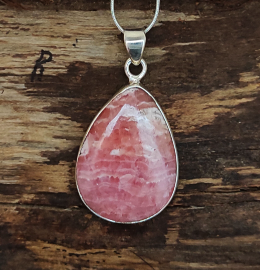 Rhodochrosit-Charm-Anhänger aus massivem 925er-Sterlingsilber, Rhodochrosit-Statement-Anhänger, birnenförmiger Silberanhänger, 36 x 22 x 6 mm von PEDRAJEWELS