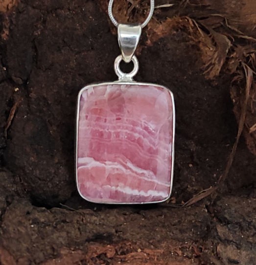 Rhodochrosit-Edelstein-Charm-Anhänger aus Sterlingsilber, 92,5-Silber-Schmuckanhänger, Rhodochrosit-Statement-Anhänger, kissenförmiger Silberanhänger, 30 x 20 x 5 mm von PEDRAJEWELS