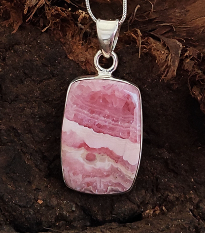 Rhodochrosit-Charm-Anhänger aus massivem 925er-Sterlingsilber. Rhodochrosit-Statement-Anhänger, kissenförmiger Silberanhänger, 30 x 17 x 6 mm