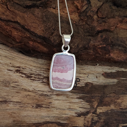 Rhodochrosit-Charm-Anhänger aus massivem 925er-Sterlingsilber. Rhodochrosit-Statement-Anhänger, kissenförmiger Silberanhänger, 30 x 17 x 6 mm