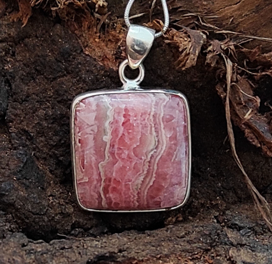 Rhodochrosit-Charm-Anhänger aus massivem 925er-Sterlingsilber. Rhodochrosit-Statement-Anhänger, kissenförmiger Silberanhänger, 29 x 21 x 7 mm