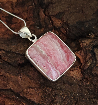 Rhodochrosit-Charm-Anhänger aus massivem 925er-Sterlingsilber. Rhodochrosit-Statement-Anhänger, kissenförmiger Silberanhänger, 29 x 21 x 7 mm