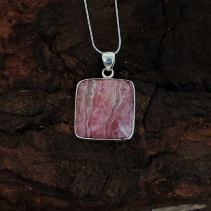 Rhodochrosit-Charm-Anhänger aus massivem 925er-Sterlingsilber. Rhodochrosit-Statement-Anhänger, kissenförmiger Silberanhänger, 29 x 21 x 7 mm