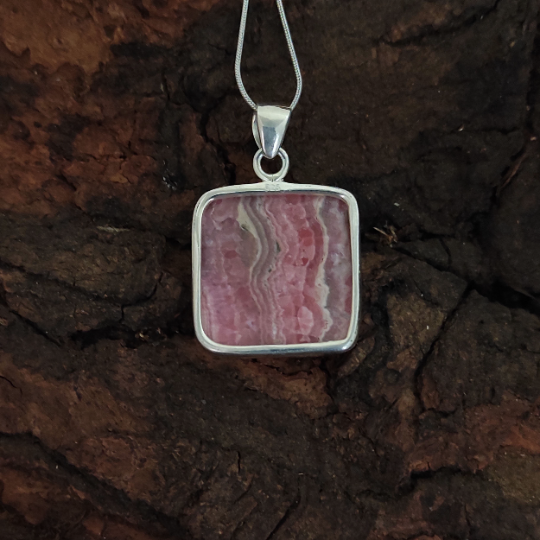 Rhodochrosit-Charm-Anhänger aus massivem 925er-Sterlingsilber. Rhodochrosit-Statement-Anhänger, kissenförmiger Silberanhänger, 29 x 21 x 7 mm