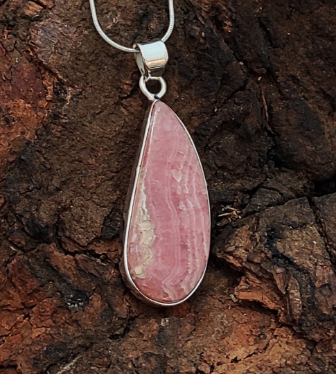 Rhodochrosit-Charm-Anhänger aus massivem 925er-Sterlingsilber. Rhodochrosit-Statement-Anhänger, Freiform-Silberanhänger, 40 x 15 x 6 mm