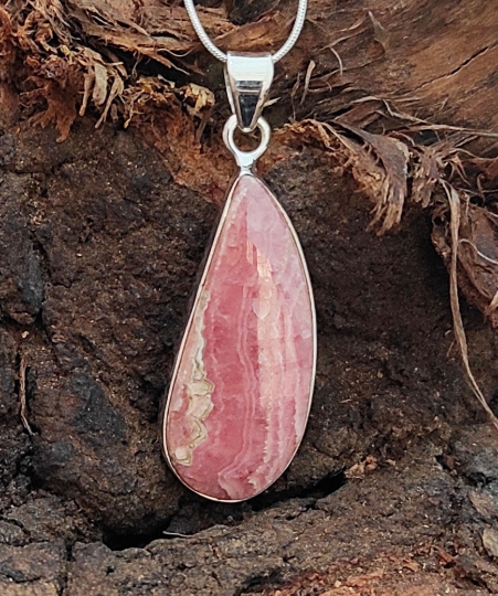 Rhodochrosit-Charm-Anhänger aus massivem 925er-Sterlingsilber. Rhodochrosit-Statement-Anhänger, Freiform-Silberanhänger, 40 x 15 x 6 mm