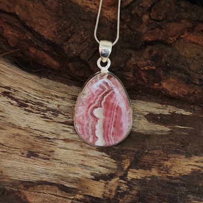 Rhodochrosit-Charm-Anhänger aus massivem 925er-Sterlingsilber. Rhodochrosit-Statement-Anhänger, eiförmiger Silberanhänger, 35 x 22 x 6 mm