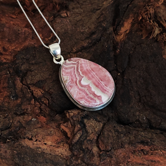 Rhodochrosit-Charm-Anhänger aus massivem 925er-Sterlingsilber. Rhodochrosit-Statement-Anhänger, eiförmiger Silberanhänger, 35 x 22 x 6 mm