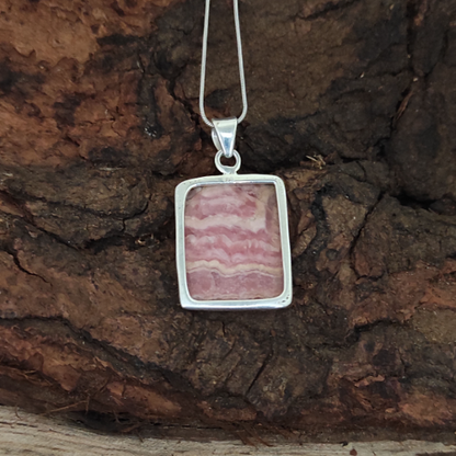 Rhodochrosit-Charm-Anhänger aus massivem 925er-Sterlingsilber. Rhodochrosit-Statement-Anhänger, Anhänger in Kissenform, 29 x 21 x 7 mm