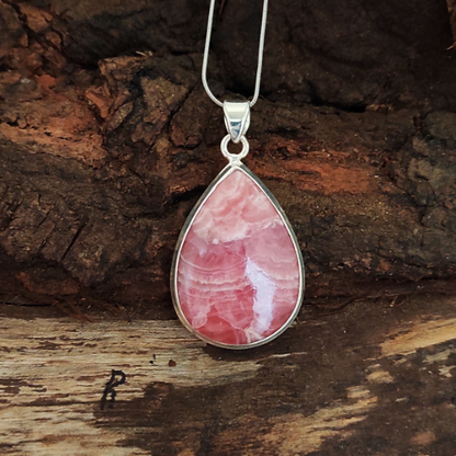 Rhodochrosit-Charm-Anhänger aus massivem 925er-Sterlingsilber. Rhodochrosit-Statement-Anhänger, birnenförmiger Silberanhänger, 38 x 24 x 5 mm