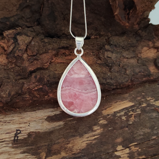 Rhodochrosit-Charm-Anhänger aus massivem 925er-Sterlingsilber. Rhodochrosit-Statement-Anhänger, birnenförmiger Silberanhänger, 38 x 24 x 5 mm